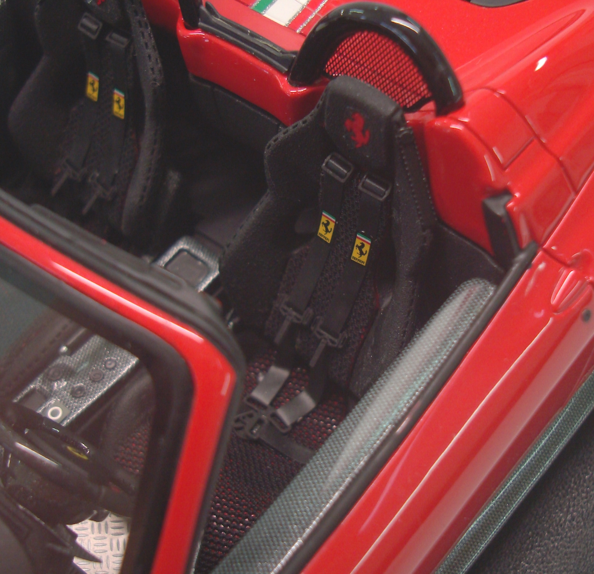 Ferrari Scuderia Spider 16M 1:18 - immagine 4