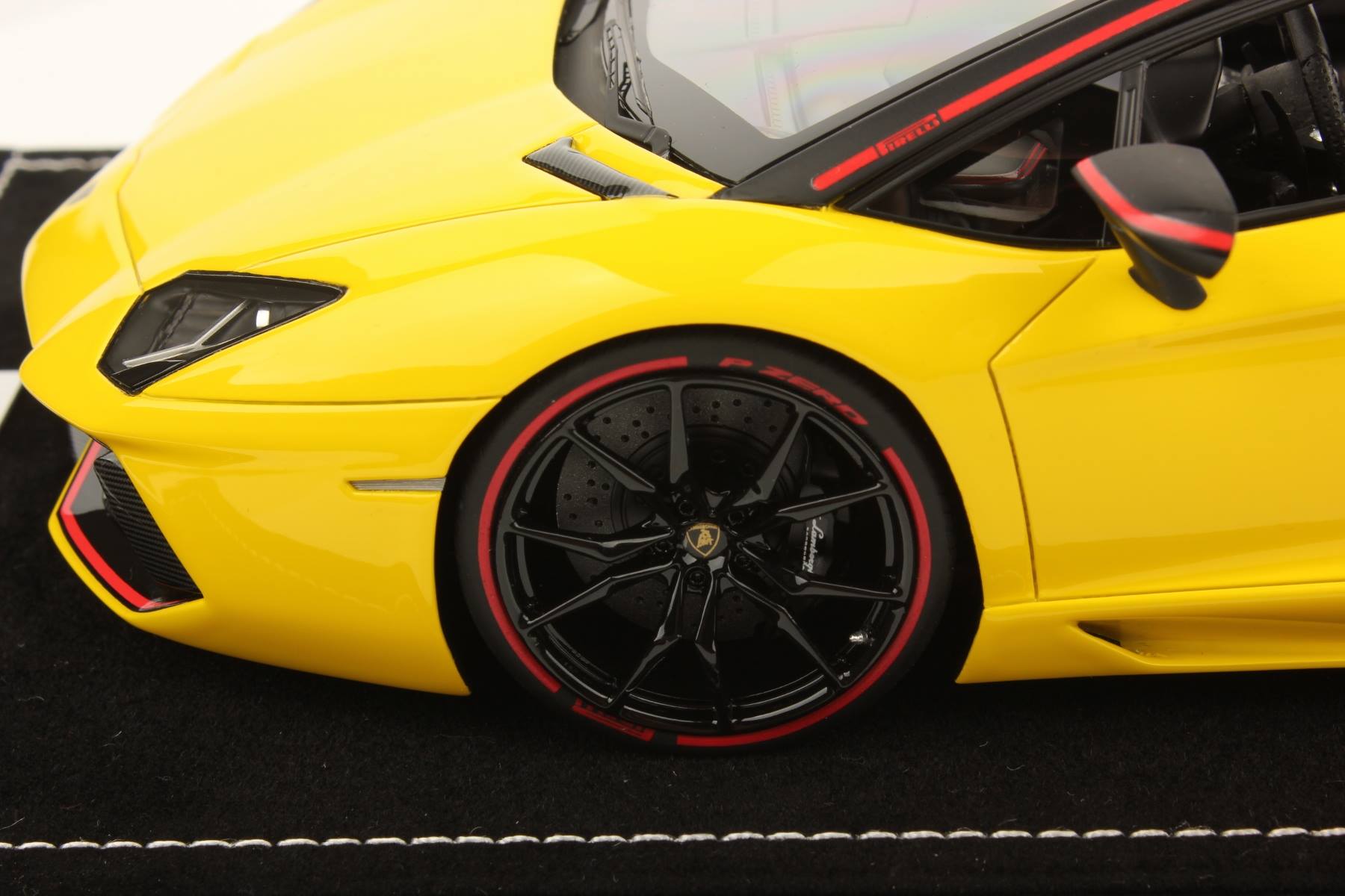 Lamborghini Aventador LP 700-4 Roadster Pirelli Edition 1:18 - immagine 6