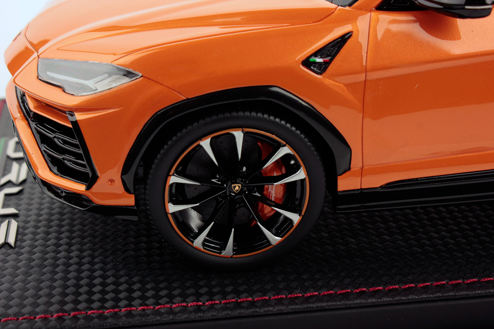Lamborghini Urus Pearl Capsule 1:18 - immagine 6